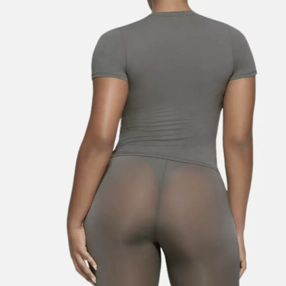 SKIMS Fits Everybody Short Sleeve T-Shirt, Gunmetal, Size Medium - NWT - Picture 2 of 9